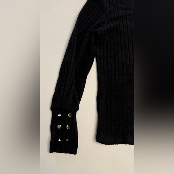 Ribbed Long Sleeve Sweater Women’s Medium Button Accent Sleeves Stretching - Picture 2 of 5
